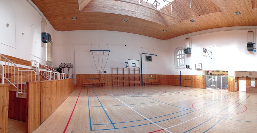 File:Tábor, Gymnázium Pierra de Coubertina, 1997 gym 01.jpg