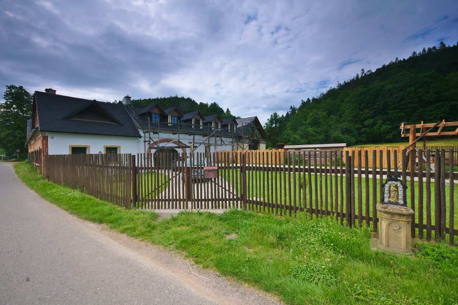 File:Hospodářské stavení, Hraničky, Vranová, Vranová Lhota, okres Svitavy.jpg