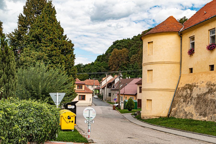 File:Dolní zámek Rájec-Jestřebí.jpg