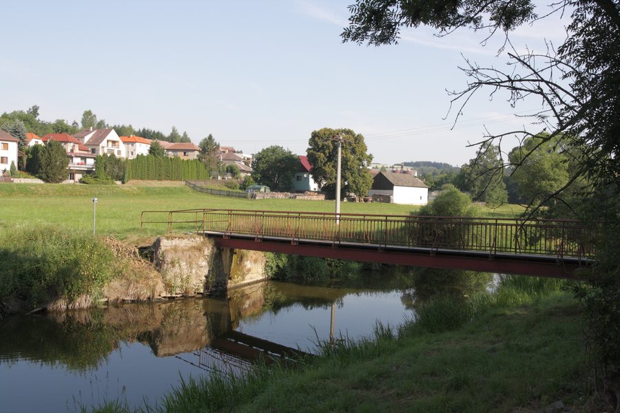 File:Bítovčice - lávka přes Jihlavu.jpg
