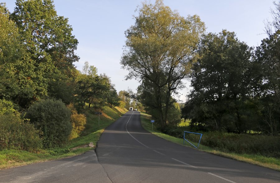 File:Lovečkovice, Knínice, road No 260.jpg