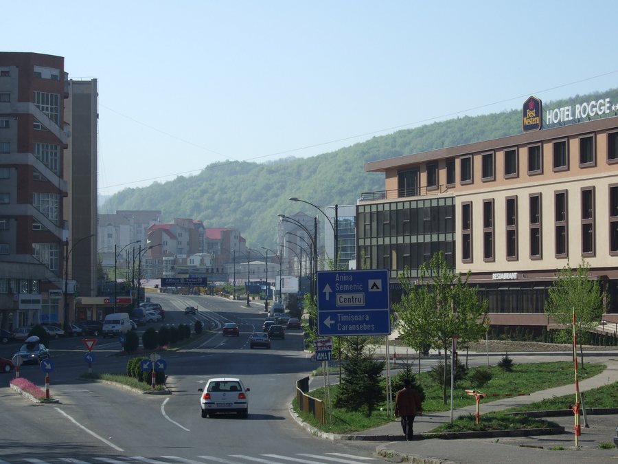 File:Resita boulevard near downtown - 2007.jpg