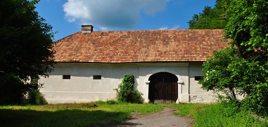 File:Dekýš - hostinec s voziarňou.JPG