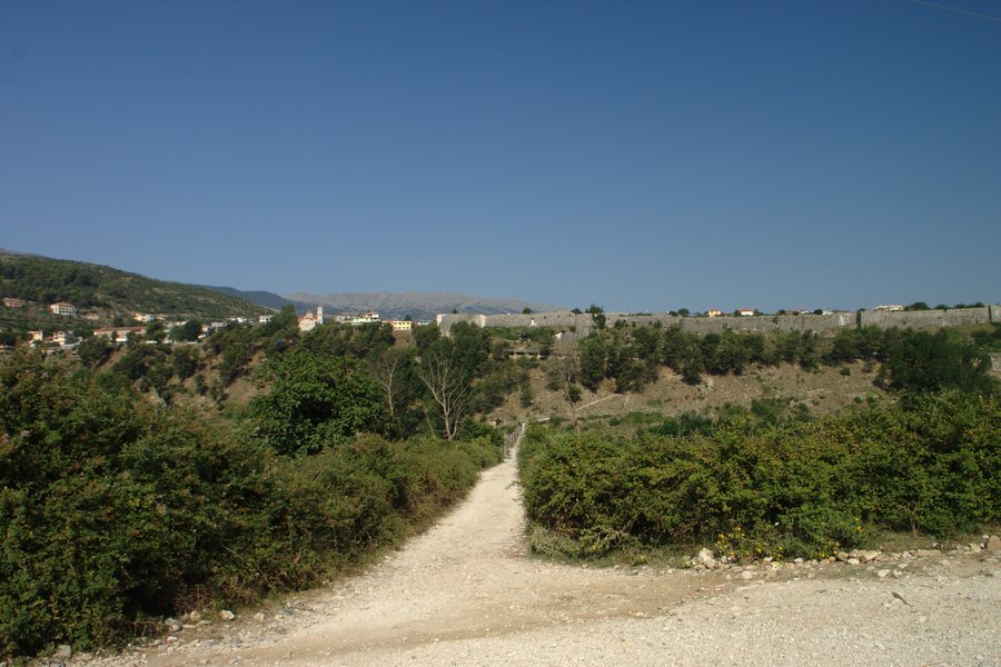 File:Tepelenë, cesta do města.jpg