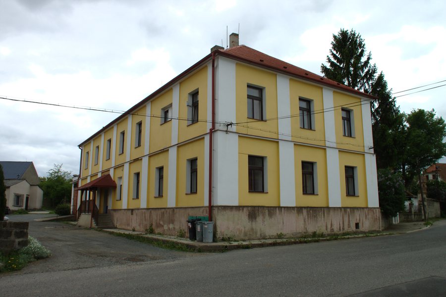 File:Skalsko, budova.jpg