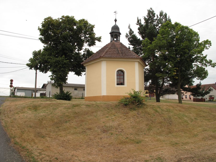 File:Doubrava (Puclice), kaplička II.jpg