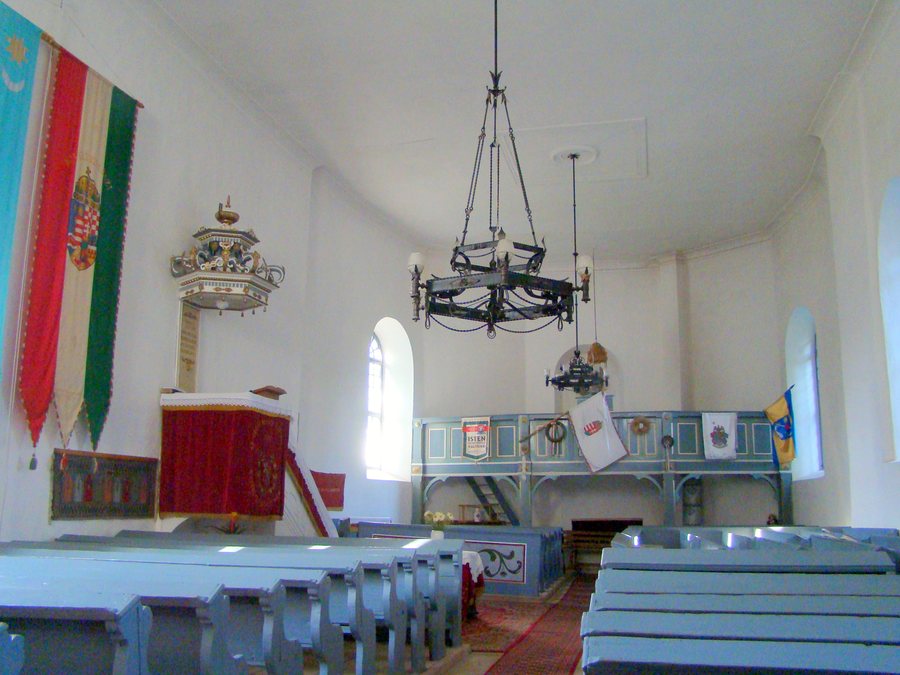 File:Biserica reformata din Ozun - interior.jpg
