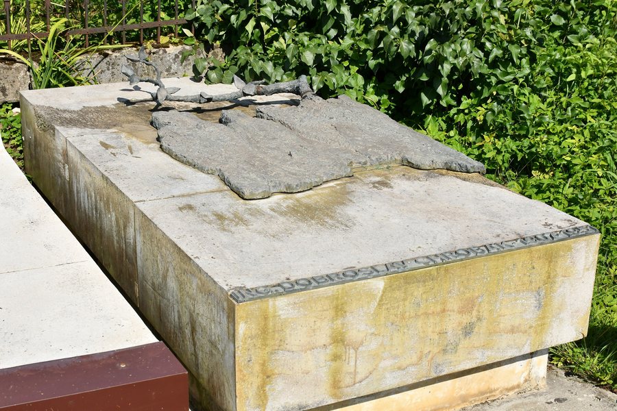 File:Hybe, Slovakia - Grave of Dobroslav Chrobák (1907 - 1951), writer.jpg