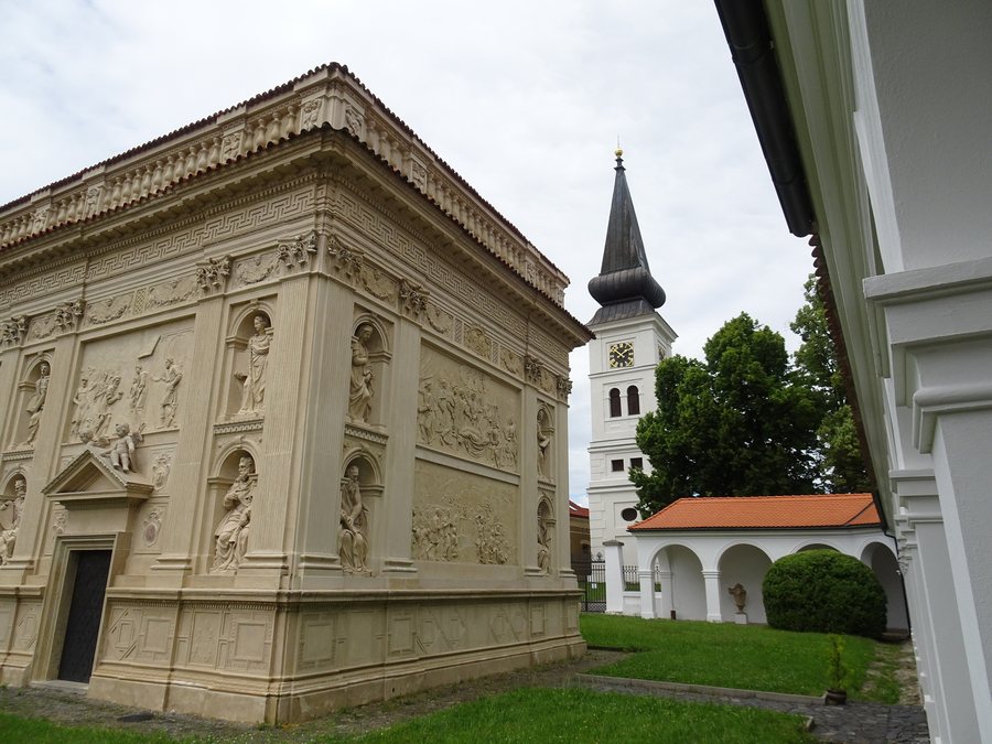 File:Kosmonosy, loreta, Santa Casa a zvonice.jpg