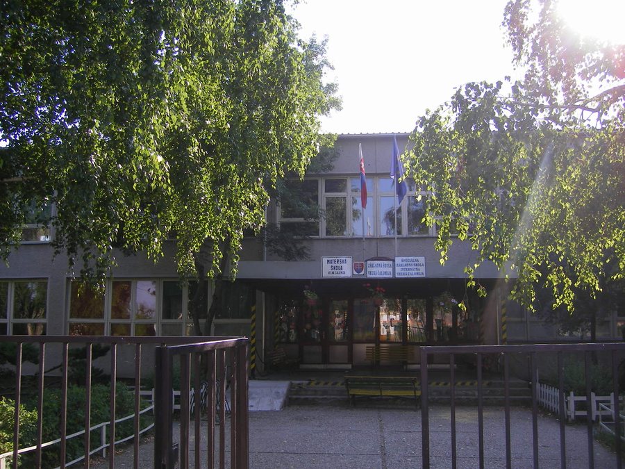 File:Elementary school Veľká Čalomija.jpg