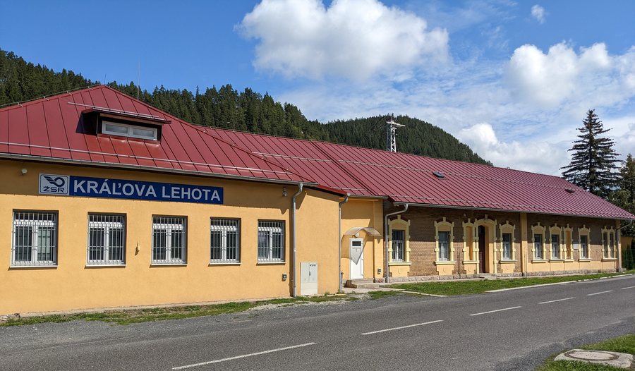 File:Kráľova Lehota - budova železničnej stanice.jpg
