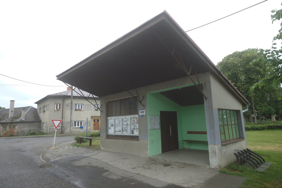 File:Hnojice, autobusová zastávka.jpg