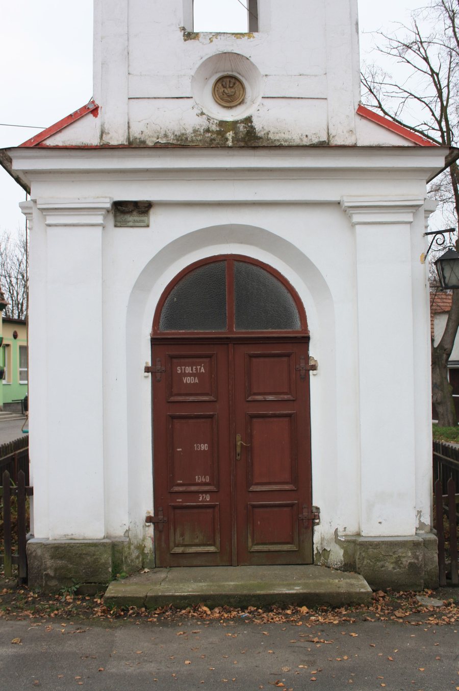 File:Kly, kaplička, dveře.jpg