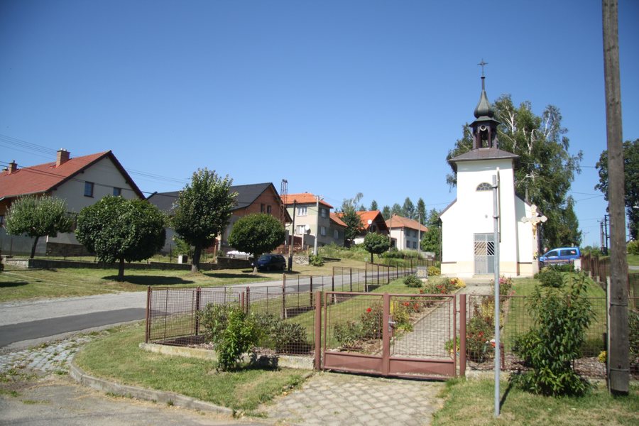 File:Center with chapel in Pokojov, Žďár nad Sázavou District.jpg