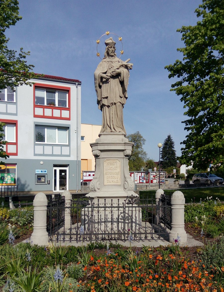 File:Ševětín, statue of John Nepomuk (02).jpg