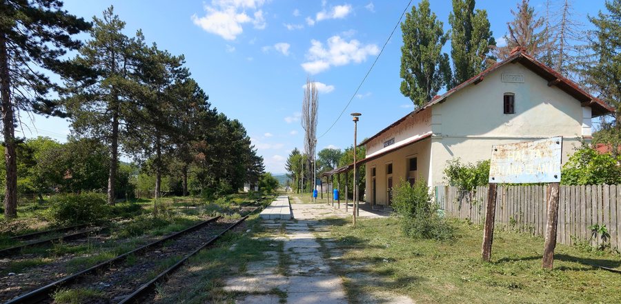 File:Poiana Slănic train station.04.jpg
