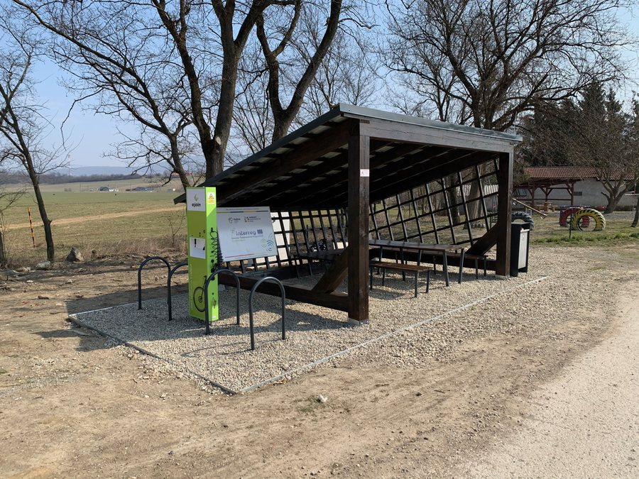 File:Cycling Rest Stop - Nižná Myšľa, SK.jpg