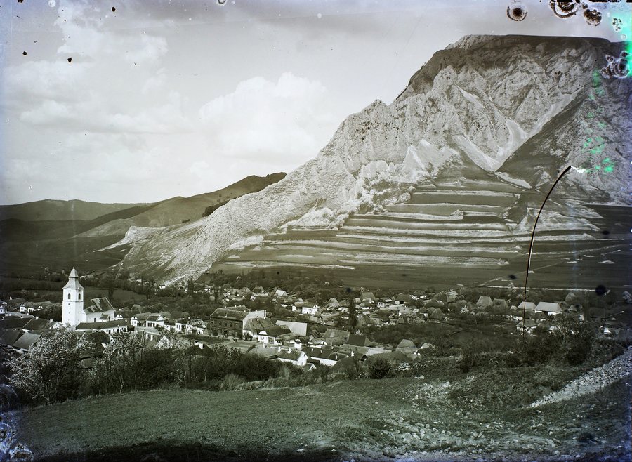 File:Torockó (Rimetea) község látképe, balra az unitárius templom, jobbra a Székelykő. Románia 1907. - Fortepan 86538.jpg