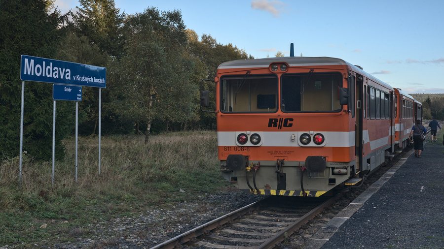 File:Bahnhof Moldava Baureihe 811.jpg