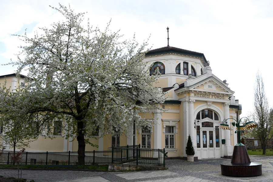 File:Szerencs, községi fürdő 2021 01.jpg