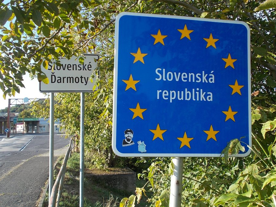 File:Grenze, Tafel 'Slovenska Republika', 2024 Slovenské Ďarmoty.jpg