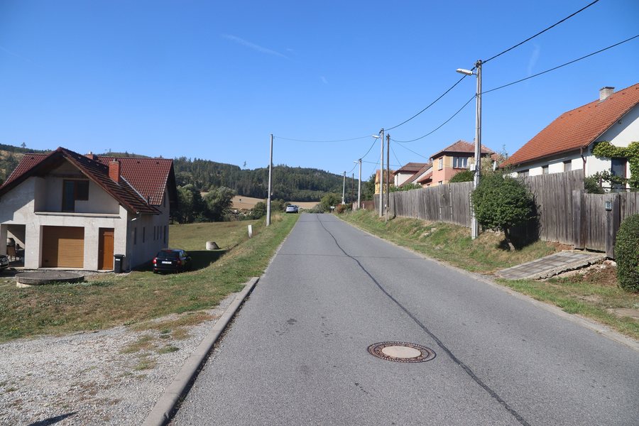 File:Overview 2 of road III 40513 in Pokojovice, Třebíč District.jpg