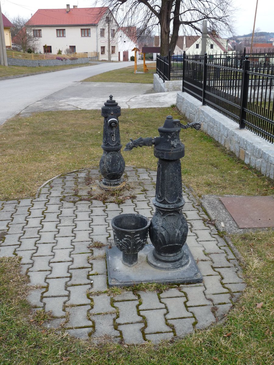 File:Habří (ČB), pumpa 01.jpg