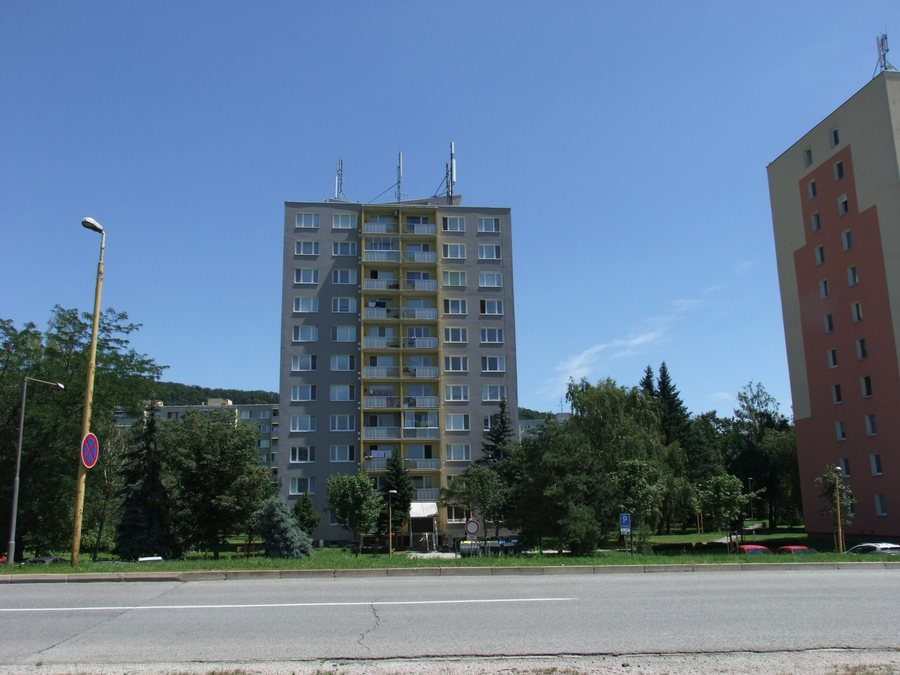 File:A block of flats, Bukovecká, Nad jazerom, Košice, Slovakia - 01.jpg