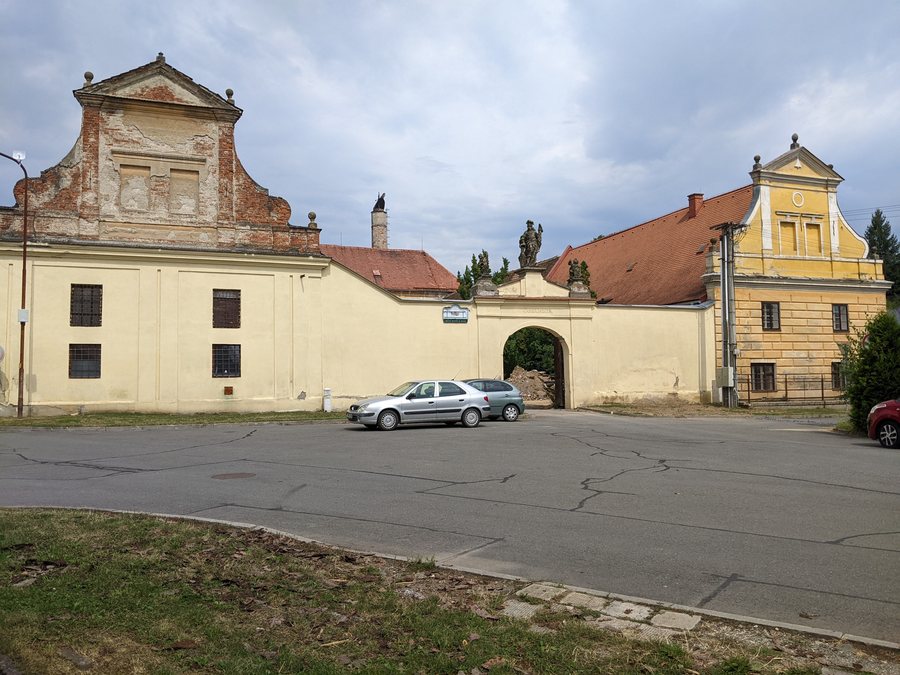 File:Kokory - bývalý jezuitský pivovar (stav srpen 2024) (1).jpg