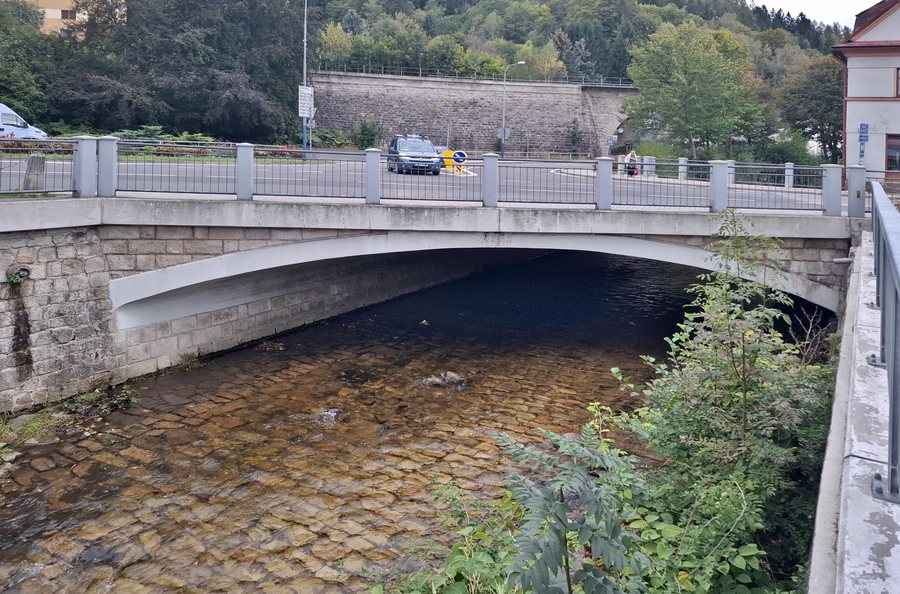 File:Krkonošská street, bridge over Desná river, Tanvald.jpg