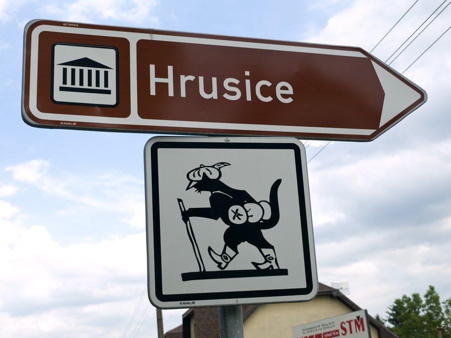 File:Říčany - směrovka na Hrusice - Mikeš.jpg