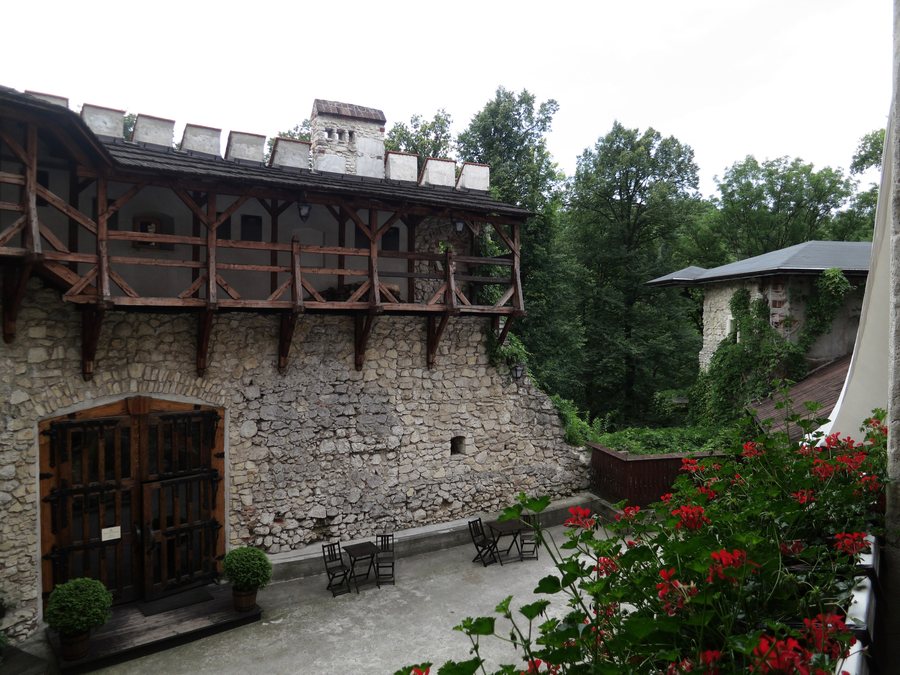 File:Zamek Korzkiew, dziedziniec.jpg