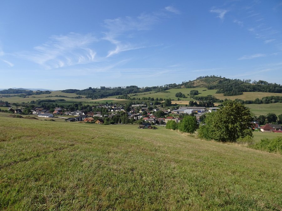 File:Brnířov, celkový pohled.jpg