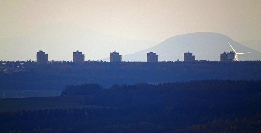 File:Výhled z Máminky, rozdělovské věžáky, větrník Pchery a Říp.jpg