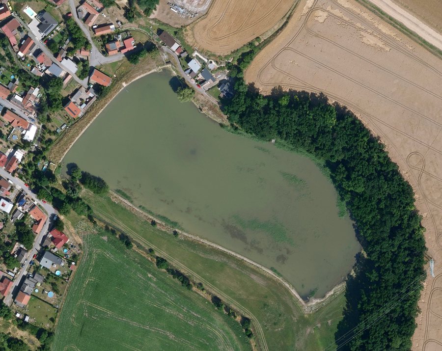 File:Sluhy, Mlýnský rybník, ČÚZK 2023.jpg