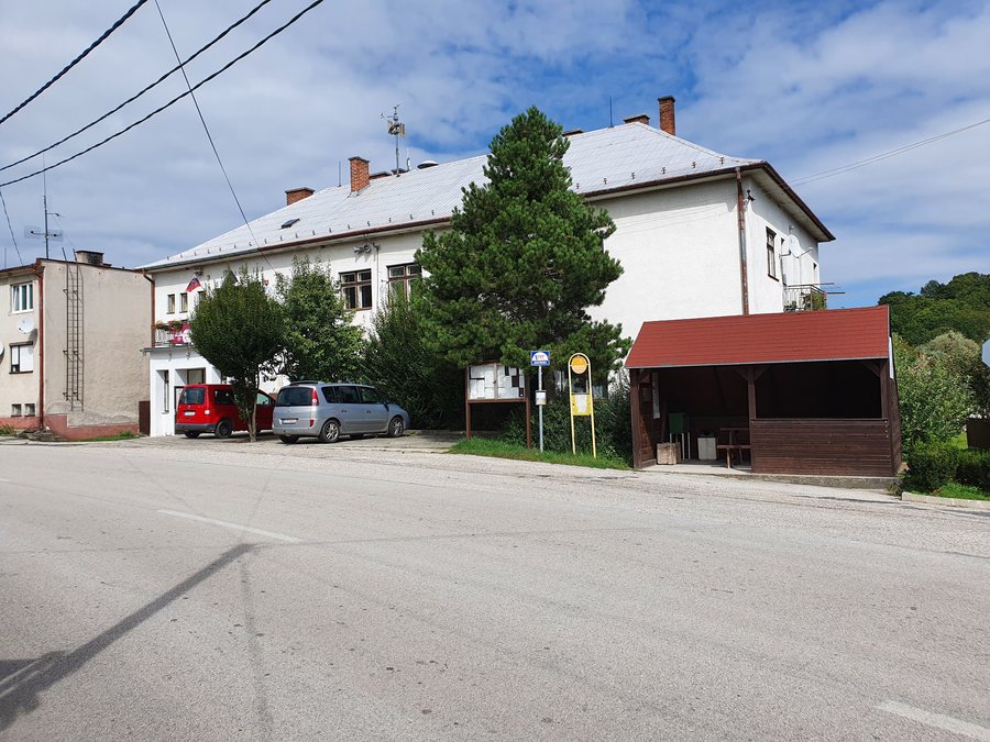 File:Podkylava - obecný úrad.jpg