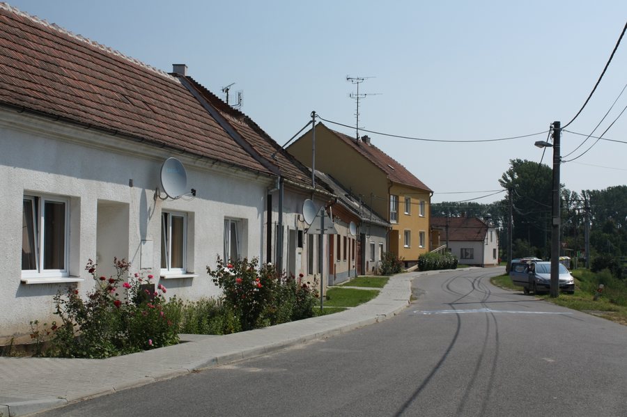 File:Žádovice - ulice v dolní části.jpg