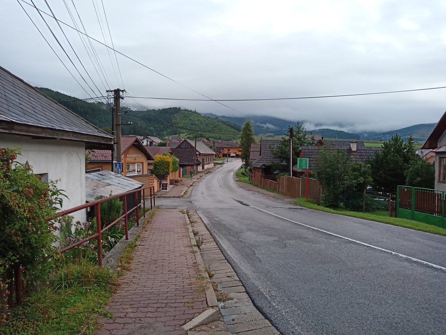 File:Heľpa, hlavní silnice II.jpg