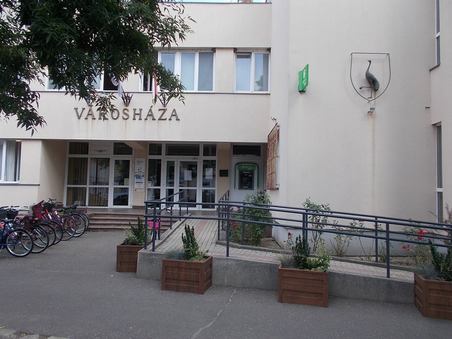 File:Bocskaistrasse 2, Eingang, 2025 Püspökladány.jpg
