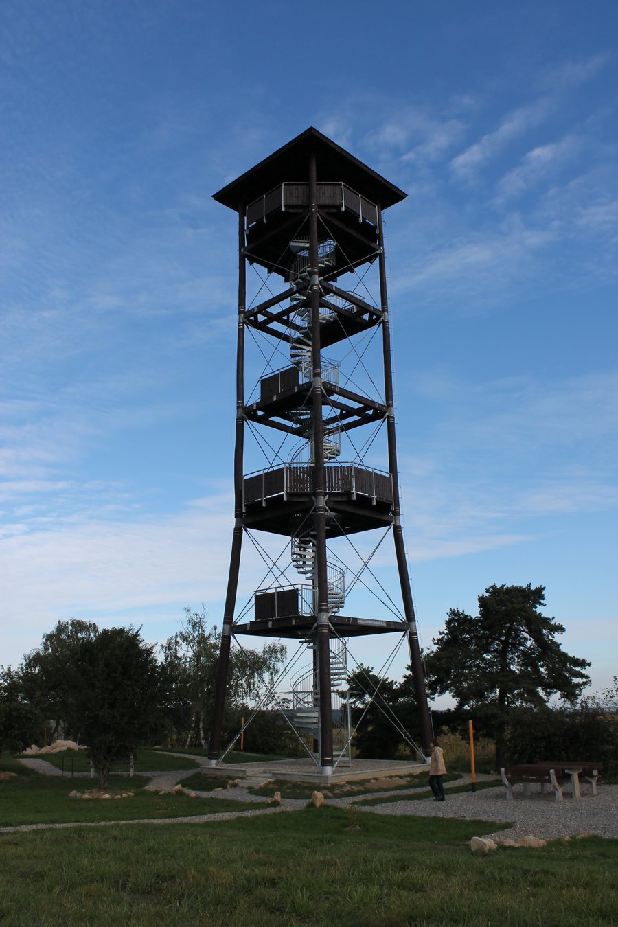 File:Vyžlovka, rozhledna Skalka.jpg