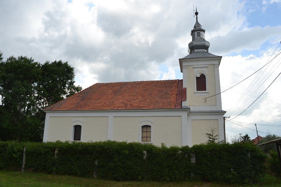 File:Vieska nad Blhom - Kostol reformovanej cirkvi (1).jpg