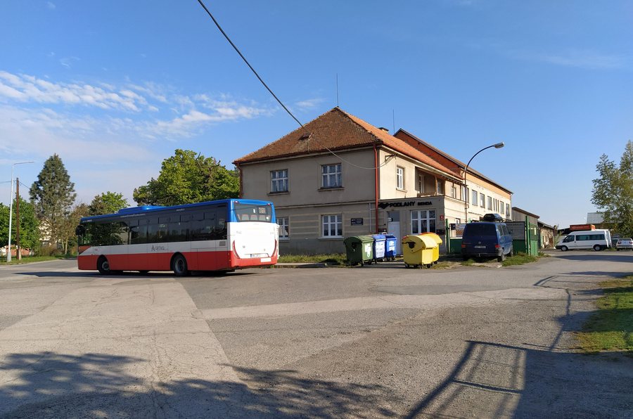 File:Horoušany, zastávka U rybníka.jpg