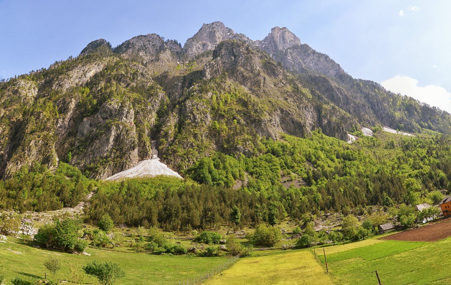 File:Maja e Peçmarës, Valbonë, Albania 2018.jpg