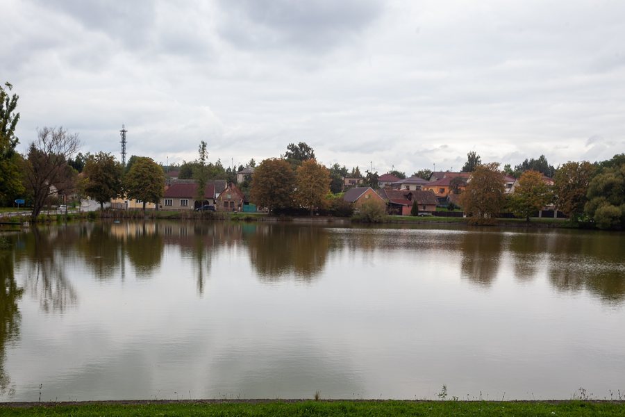 File:Temelín, Panský rybník (2021)-1.jpg
