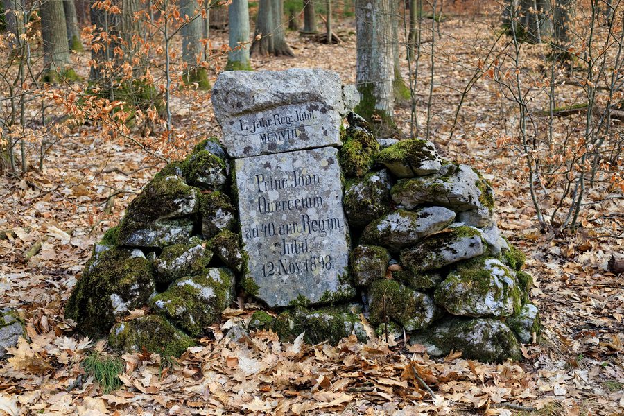 File:Lichtenštejnský památník Habrůvka.jpg
