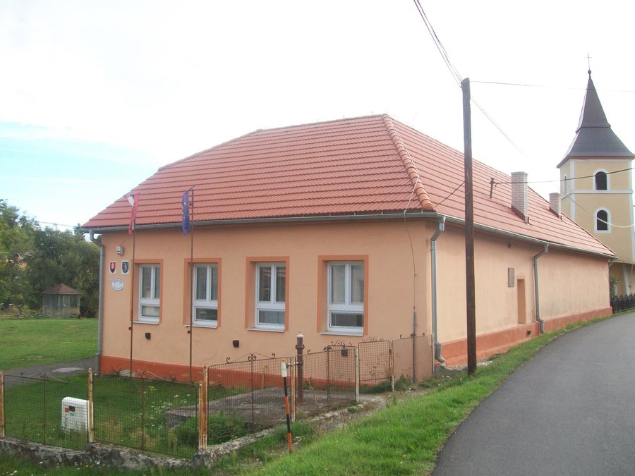 File:Veľké Straciny - Obecný úrad.jpg