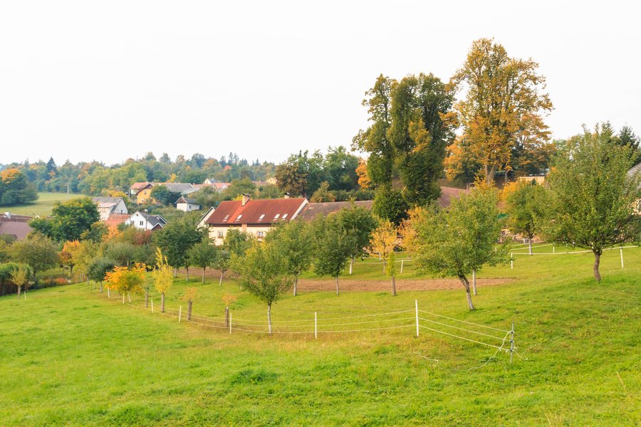 File:Radhostice ze silnice od Libotyně 01.jpg