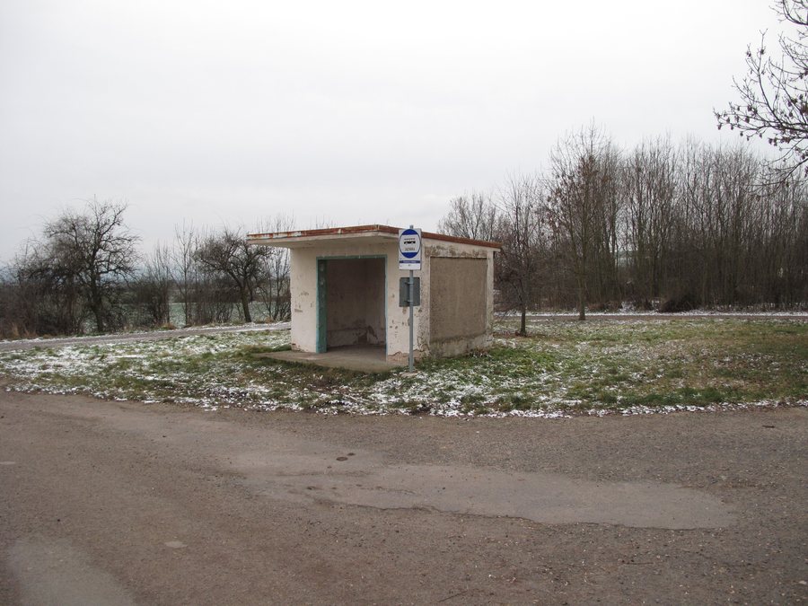 File:Pnětluky (Podsedice), autobusová zastávka.jpg