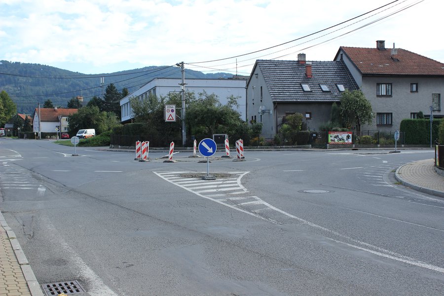 File:Mořkov, provizorní okružní křižovatka (1).jpg