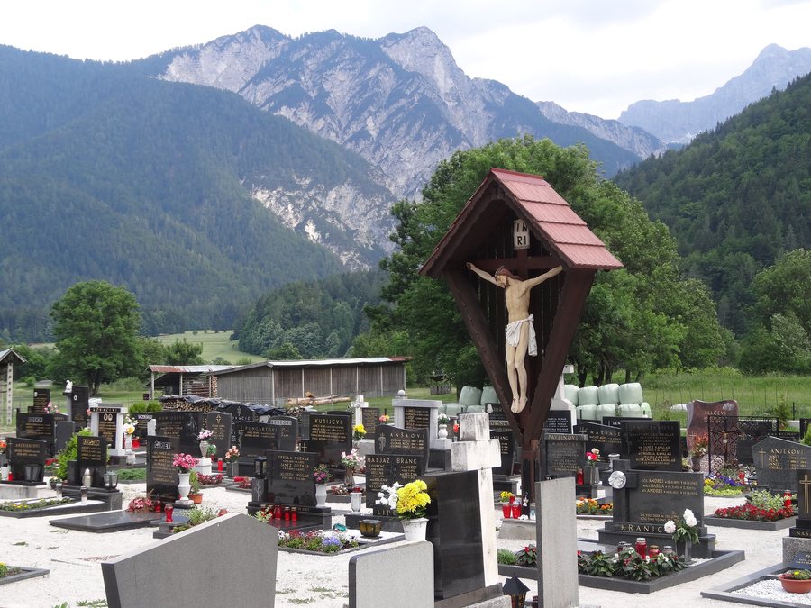 File:Cemetery St. Thomas's Church Rateče.jpg